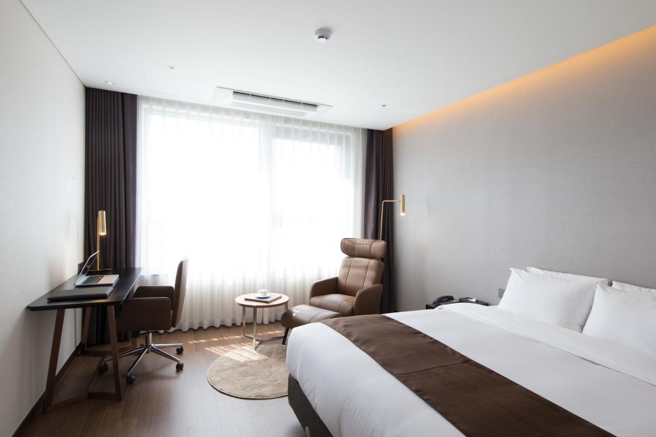 Hotel Ramada By Wyndham Daejeon Esterno foto
