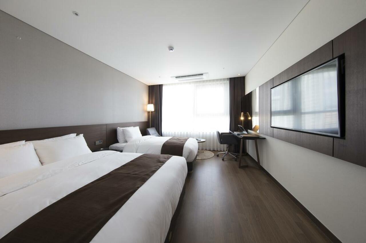 Hotel Ramada By Wyndham Daejeon Esterno foto