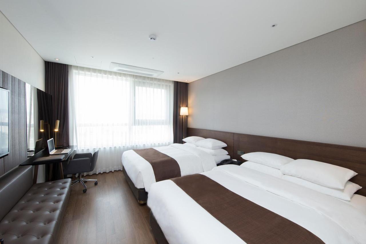 Hotel Ramada By Wyndham Daejeon Esterno foto