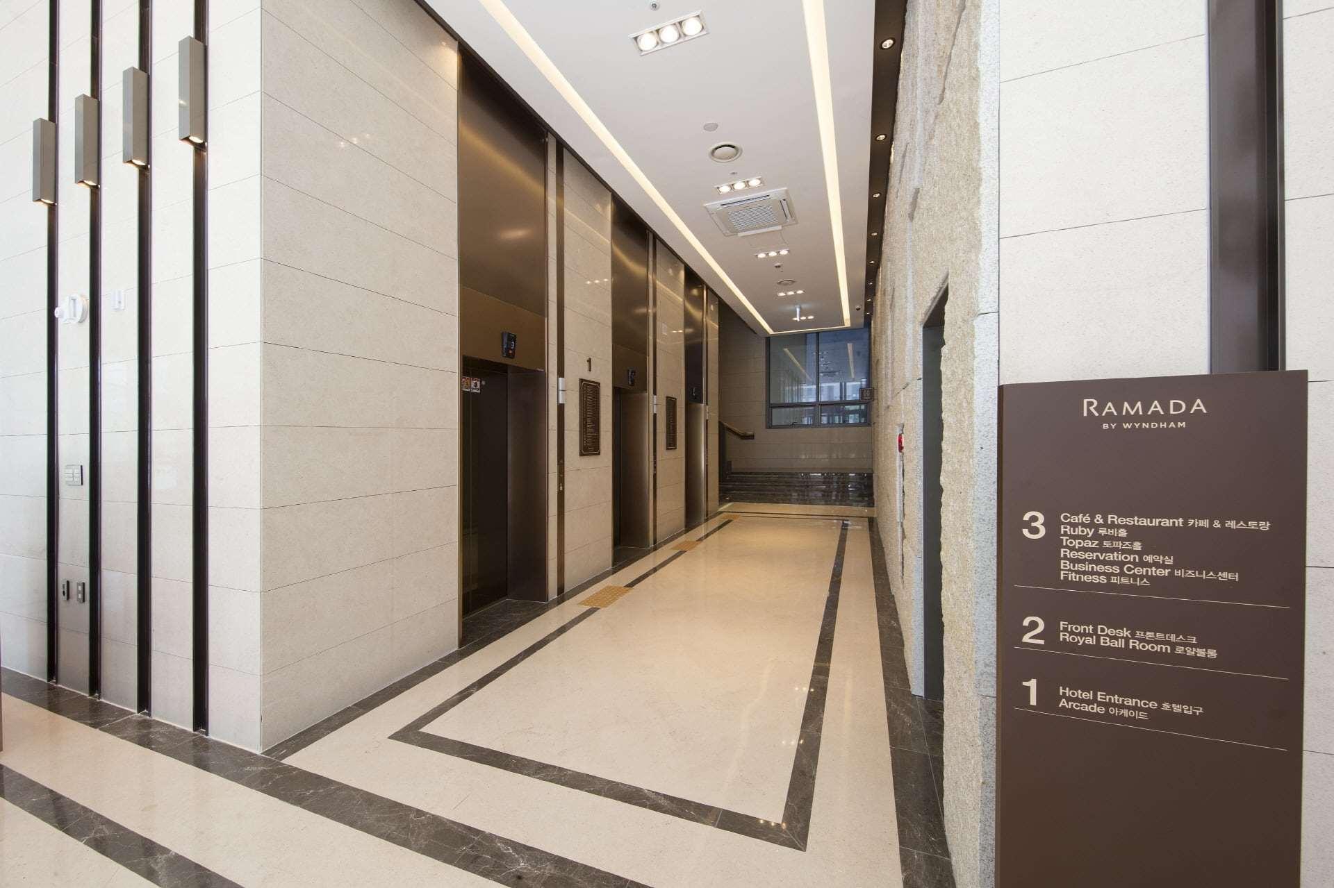 Hotel Ramada By Wyndham Daejeon Esterno foto