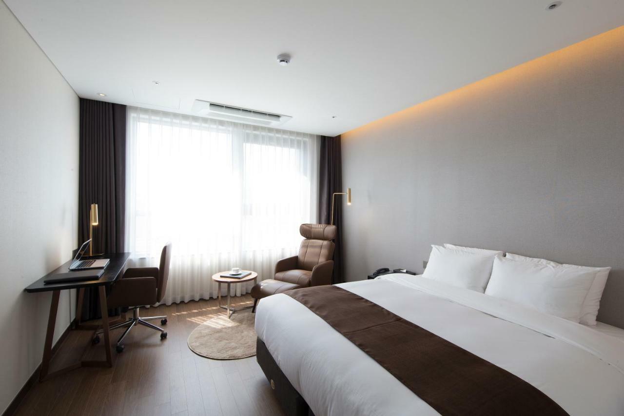 Hotel Ramada By Wyndham Daejeon Esterno foto