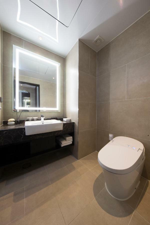 Hotel Ramada By Wyndham Daejeon Esterno foto
