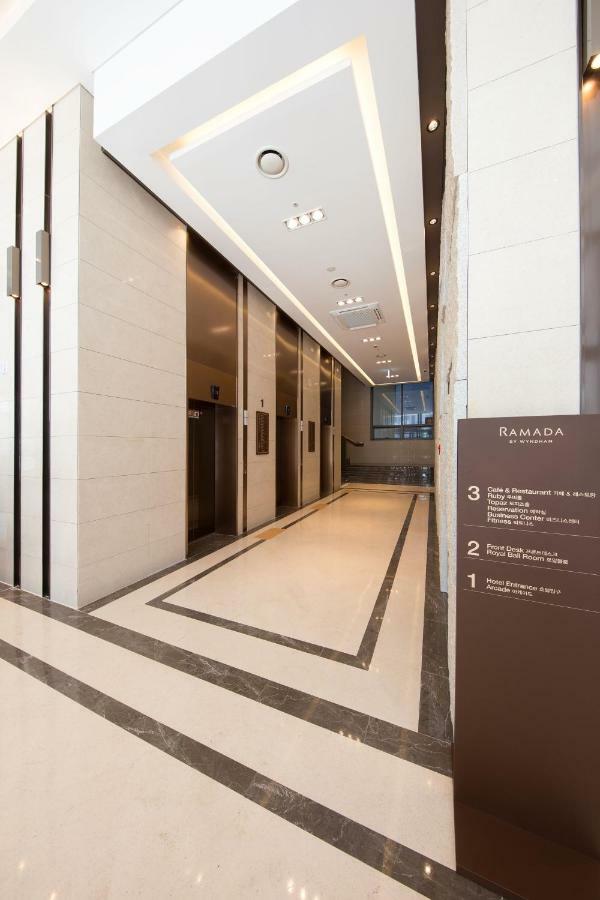 Hotel Ramada By Wyndham Daejeon Esterno foto